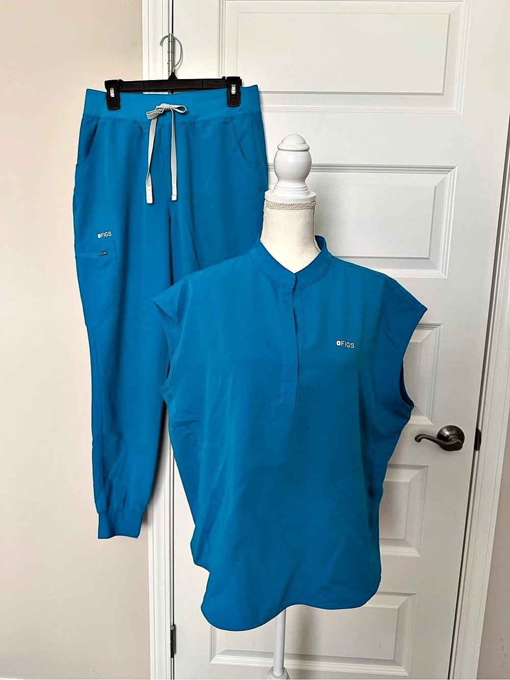 Figs LIMITED EDITION COLOR Rafaela top Zamora JoggersLike New
